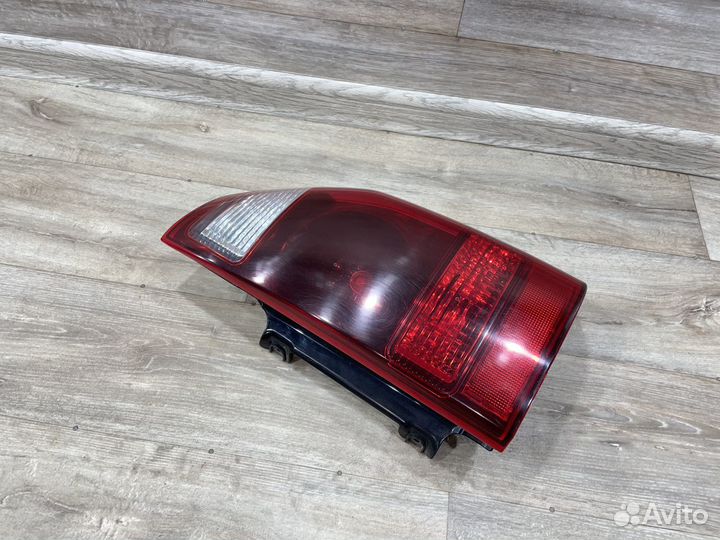 Фонарь задний правый Mitsubishi Pajero 3 2002-2006