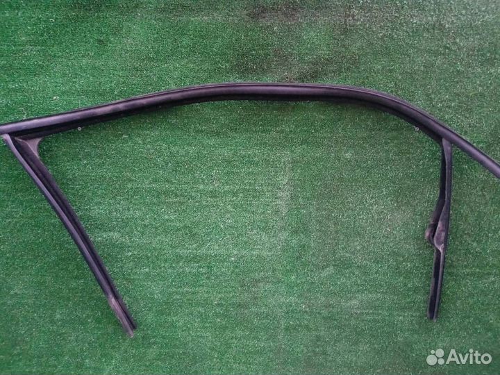 Уплотнитель двери передний правый Volkswagen Golf