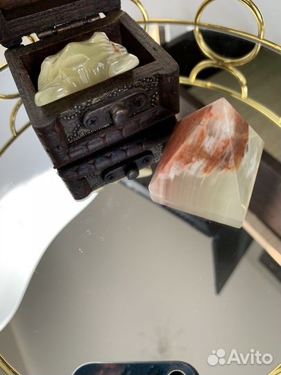 Лягушка и пирамидка камень и сундук