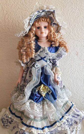 Кукла в платье и в шляпке