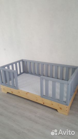 Детская кровать с защитным бортиком