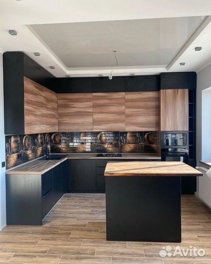 Островная кухня до потолка с рассрочкой