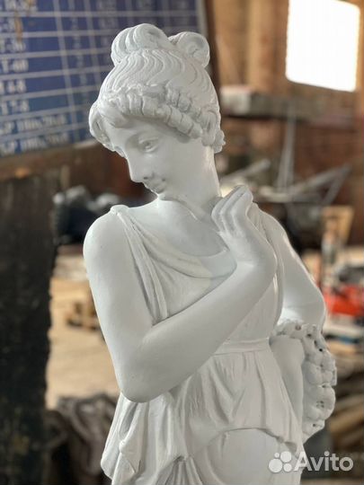 Скульптура из бетона Муза