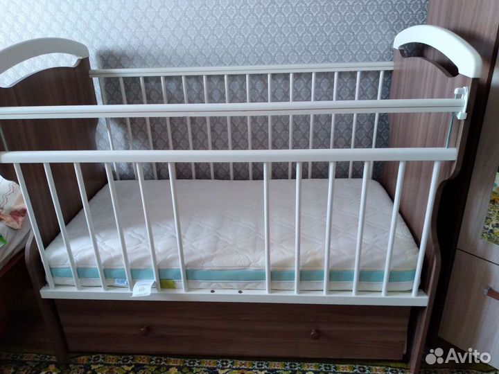 Детская кроватка с поперечным маятником