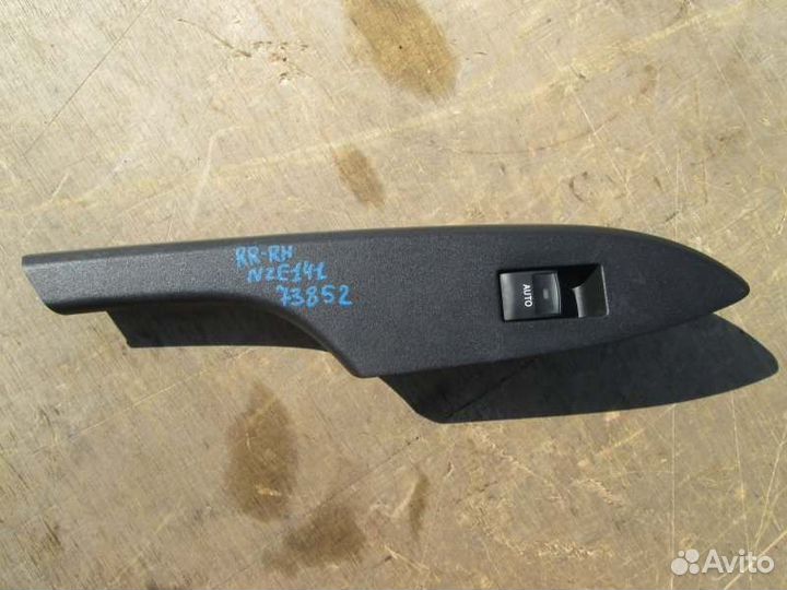 Кнопка стеклоподъемника задняя правая Toyota