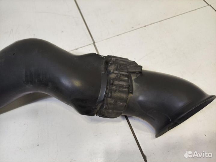 Патрубок воздушного фильтра Volkswagen Touareg 2 N