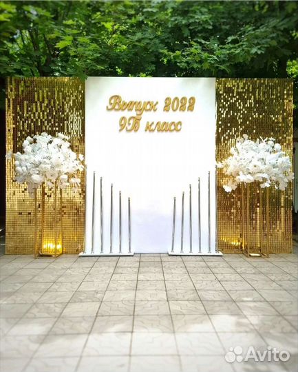 Фотозона с цветами на Выпускной 2023 Выпускник