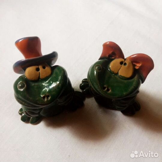 Статуэтка лягушки пара