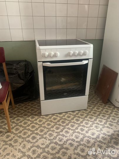 Плита электрическая Beko CSE 67100 GW