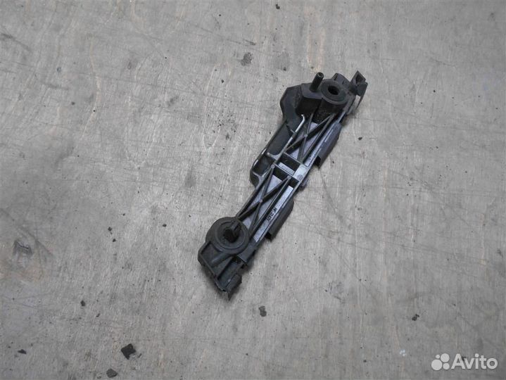 Кронштейн переднего бампера правый от Mazda Mazda