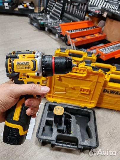 Безщеточный шуруповерт Dewalt 2 батареи