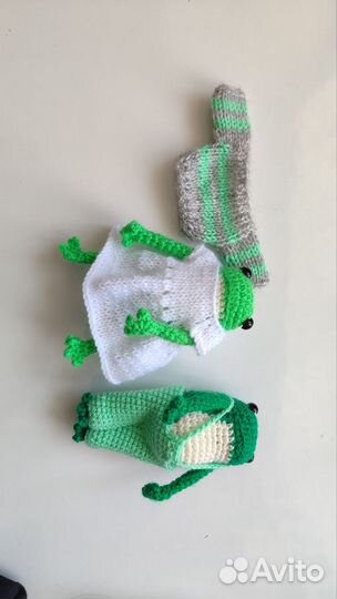 Вязаная игрушка лягушка