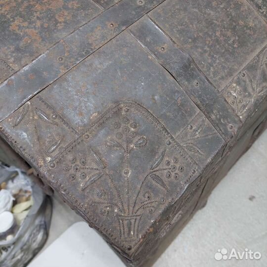 Сундук антикварный кованый
