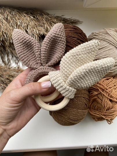 Вязаные грызунки на деревянном кольце