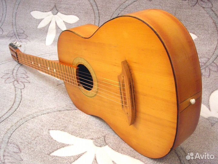 Шестиструнная гитара с новыми струнами