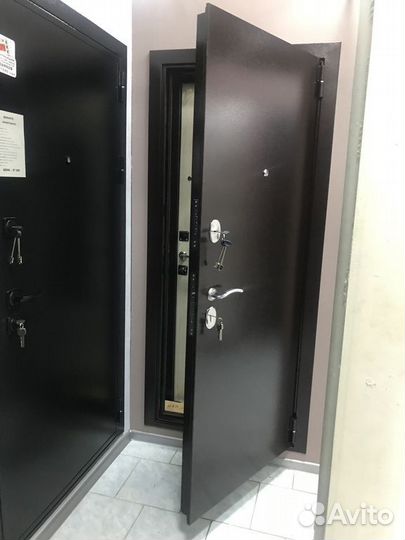 Дверь входная с зеркалом