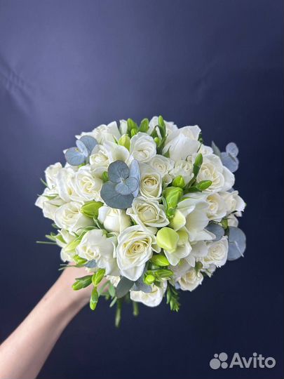 Букет невесты из кустовых роз и фрезий