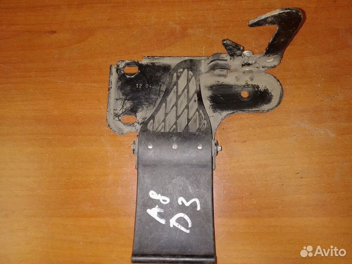 Крюк капота Ауди А8 Д3 4Е
