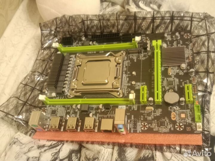 Материнская плата с процессором и памятью