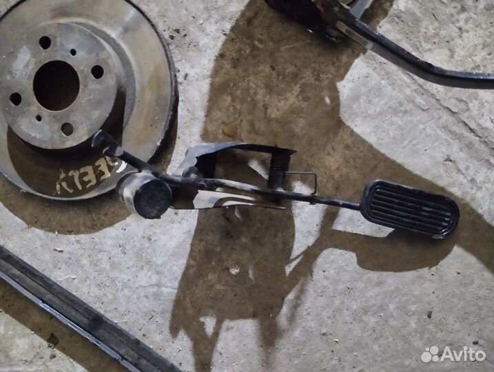 Педали на Джили мк кросс