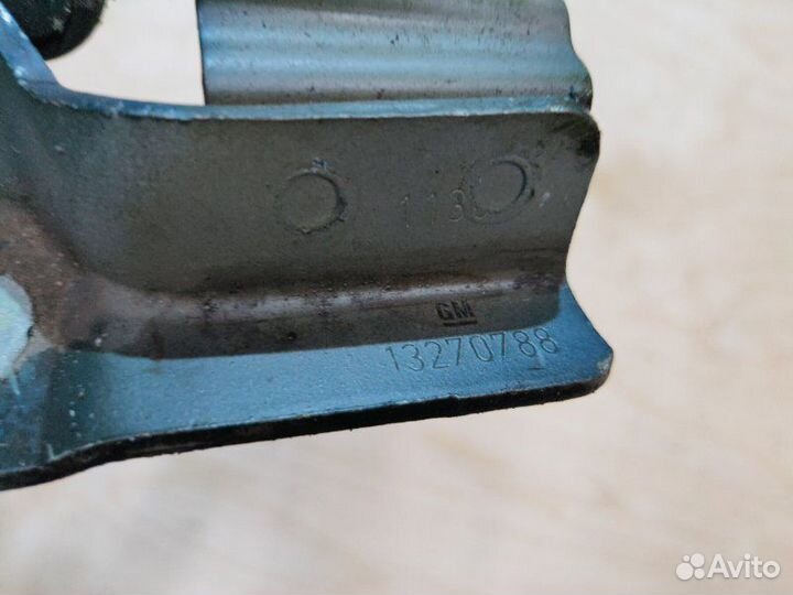 Петля капота правая Opel Astra J 2010