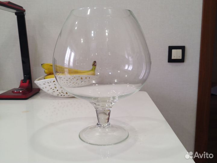 Большая стеклянная ваза