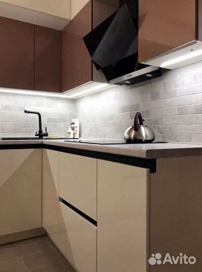 Угловой кухонный гарнитур современный