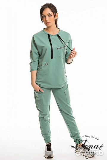 Костюм женский спортивный