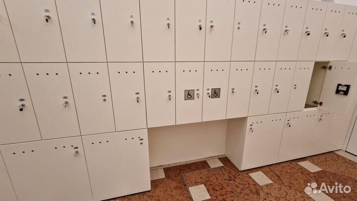 Трехсекционные шкафчики для раздевалки белые