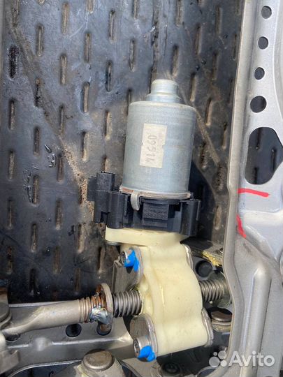 Механизм регулировки заднего сидения Toyota Crown