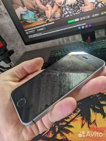 iPhone SE, 64 ГБ