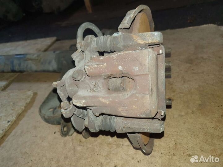 Toyota Corolla e15 задний правый суппорт