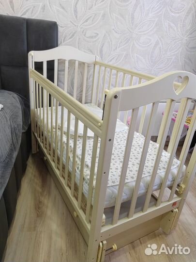 Детская кроватка с маятником и ящиком