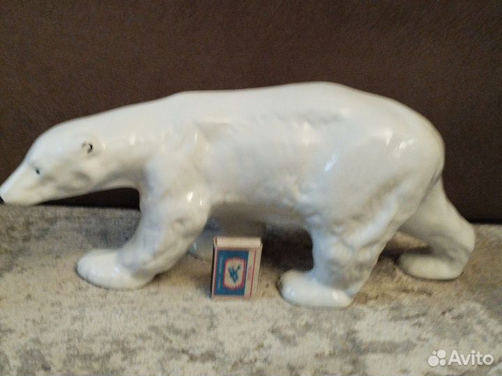 Фарфоровая статуэтка белый медведь