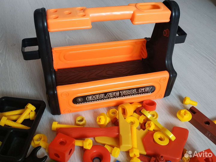 Ящик с игрушечными инструментами