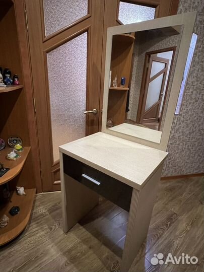 Туалетный столик с зеркалом