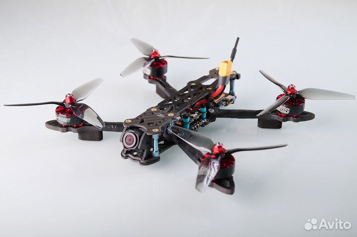 FPV квадрокоптер для гонок и фристайла