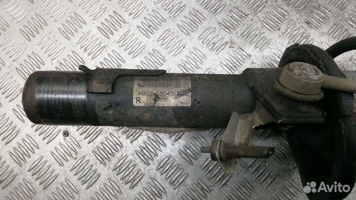 Стойка передняя правая на Ford Focus 2