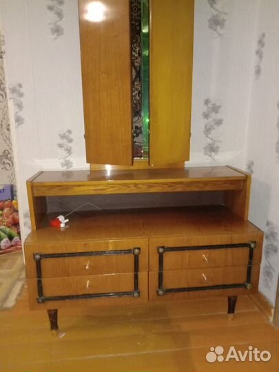 Трюмо с зеркалом