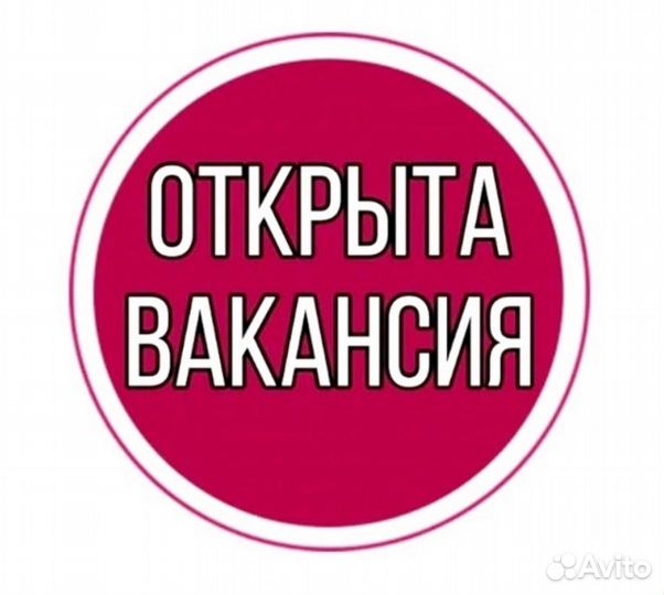 Работник линии раздачи в кафе
