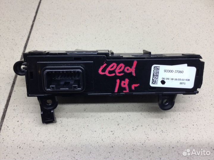 Блок кнопок Kia Ceed универсал G4FC 2019