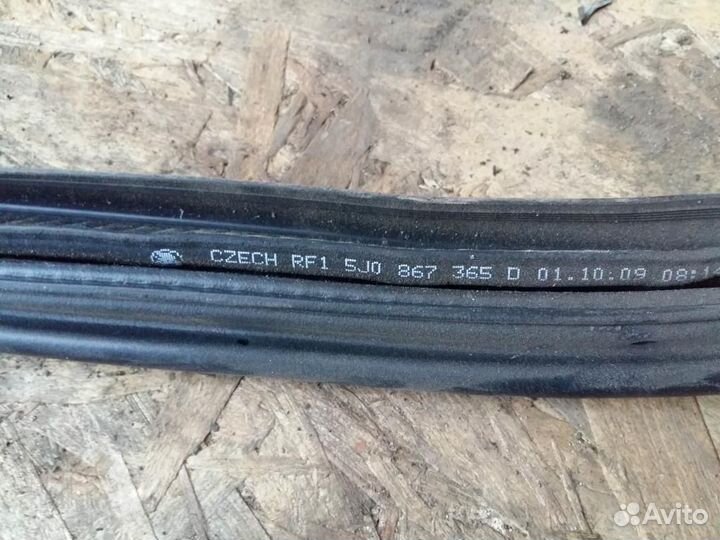 Уплотнитель двери передней Skoda Fabia 2