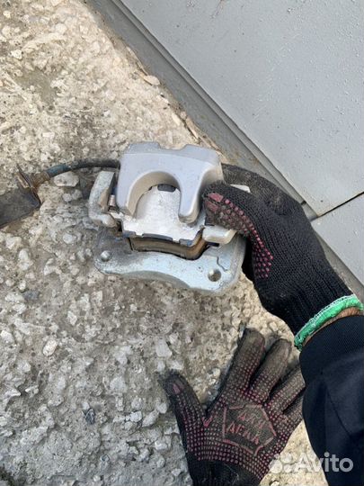 Задний правый суппорт Тойота Рав4 2013-2019