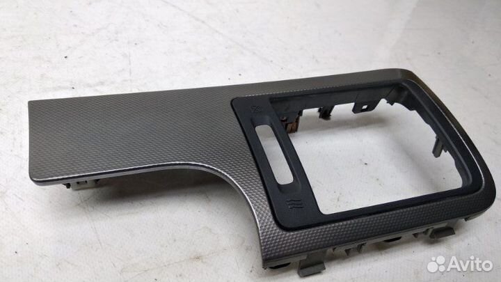 Накладка дефлектора передняя левая Nissan Armada