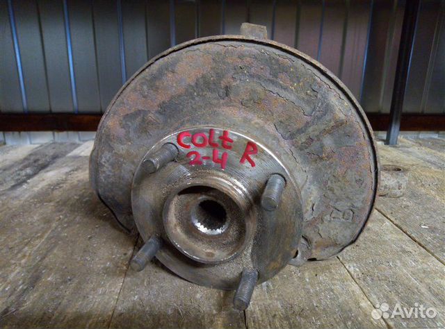 Кулак (цапфа) передний правый Mitsubishi Colt 2008