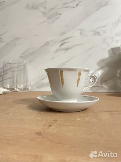 Фарфоровый набор из чашек и блюдец