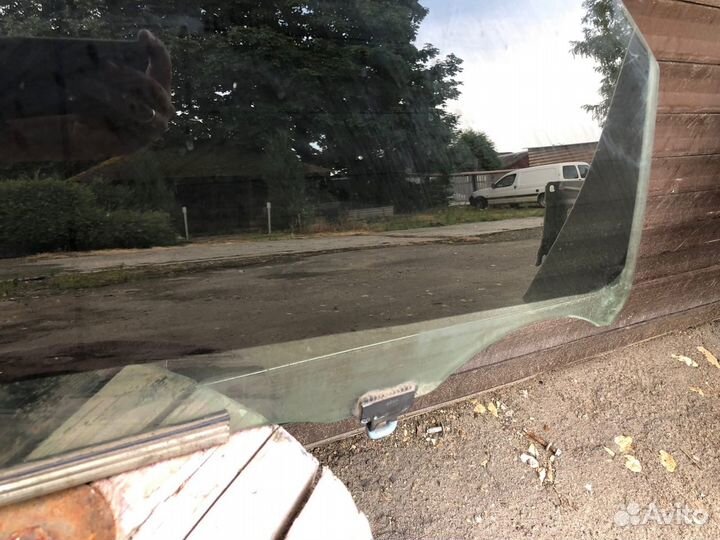 Стекло двери передней правой Lexus Gs450