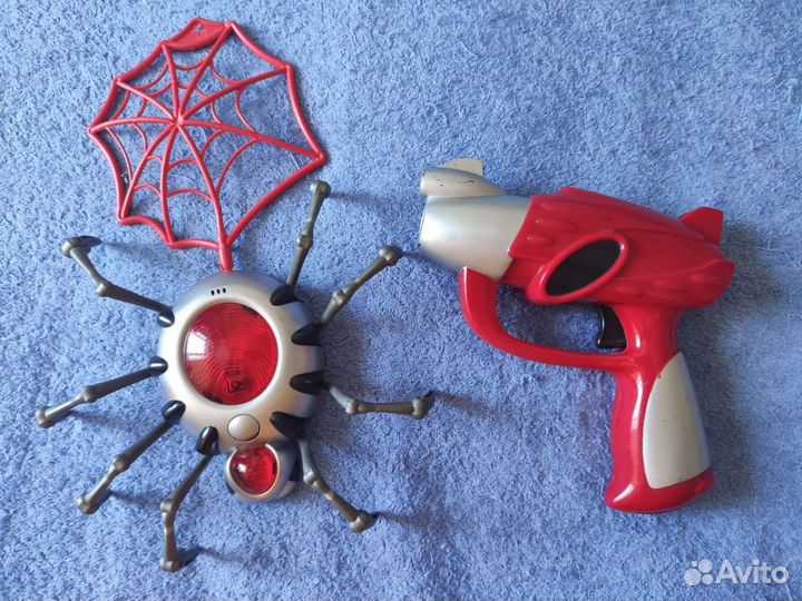 Паук со световым пистолетом