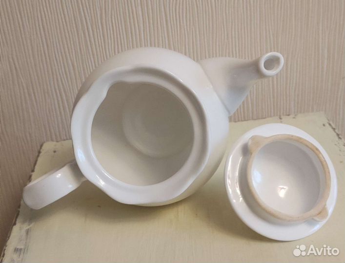 Маленький белый заварочный чайник