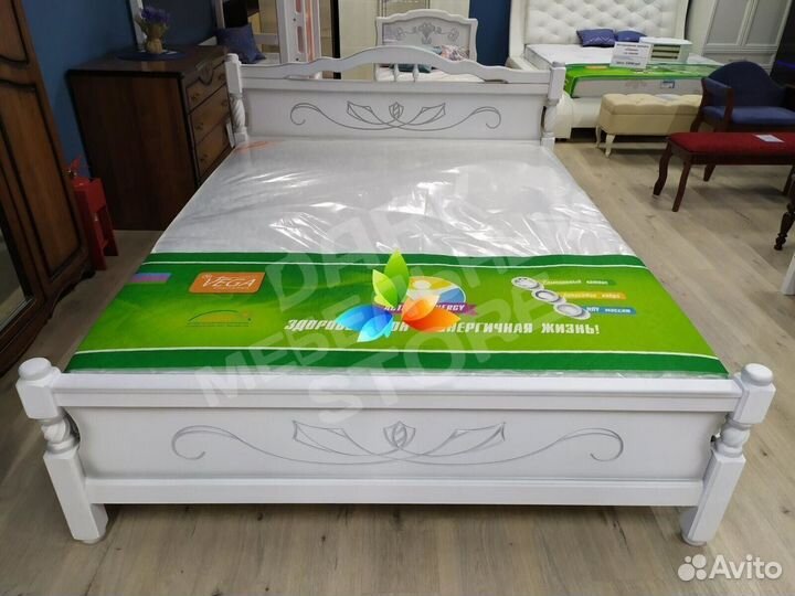 Кровать массив